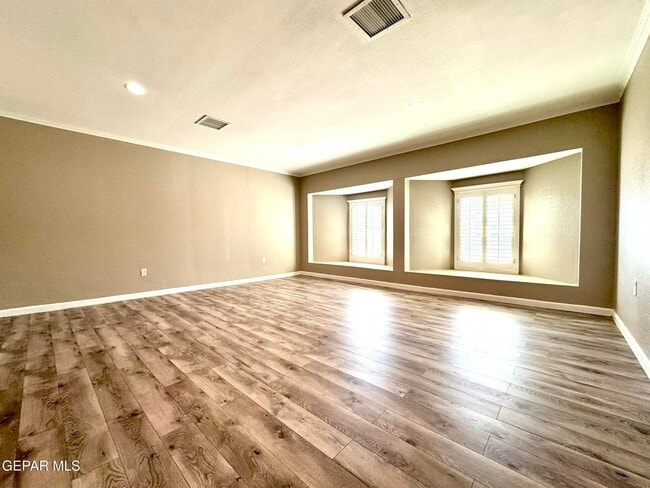 Building Photo - 10288 Lakeview Dr