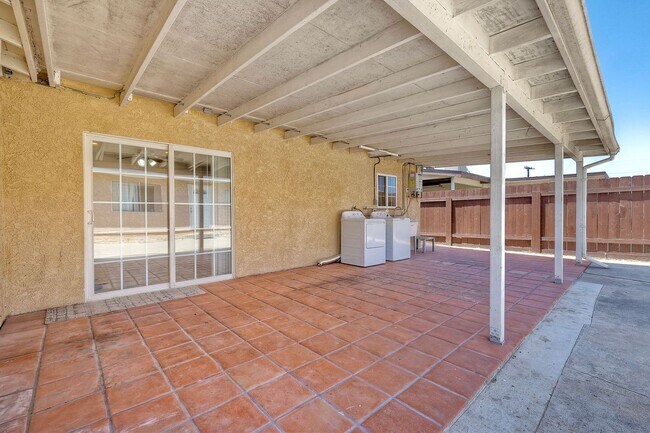 Building Photo - Three bedroom two bath home- fenced yard! - Castle Park