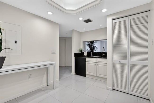 Building Photo - 9595 Collins Ave Ave