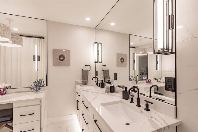 Building Photo - 1055 W Peppertree Dr