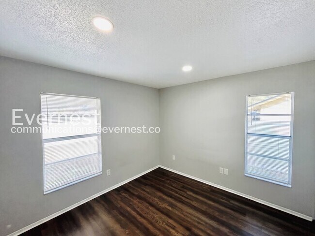 Building Photo - 3 Bed, 2 Bath Home with Fenced Yard / Pet-Friendly / Vouchers Accepted / Available Now!