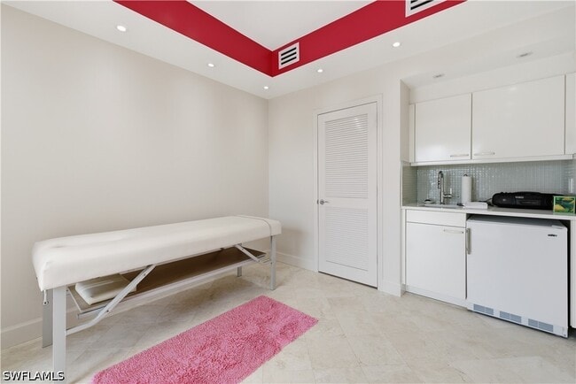Building Photo - 8665 Bay Colony Dr