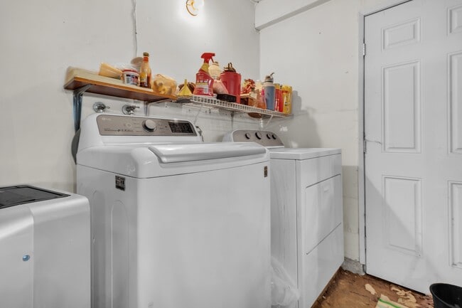 Building Photo - 11322 Oakwood Dr