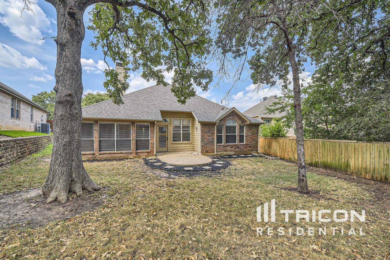 Building Photo - 2208 Knob Hill Dr