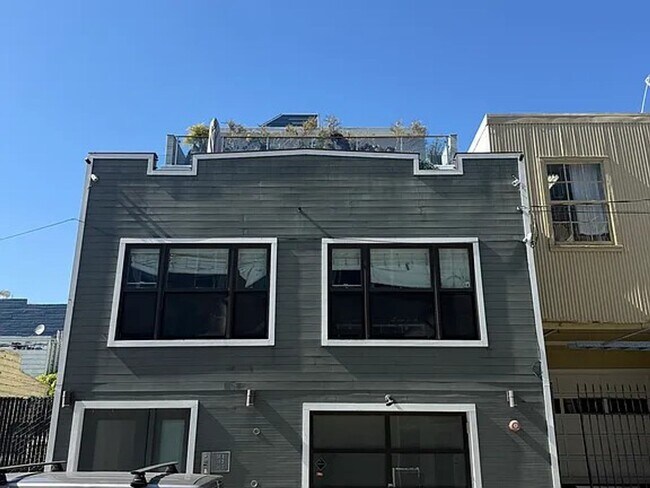 Building Photo - Luxury Penthouse Condo w/Large Private Terrace, Outdoor Kitchen – a must see! PROGRESSIVE