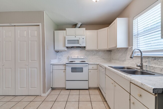 Building Photo - 3 Bed/2 Bath Hidden Treasure in Garland