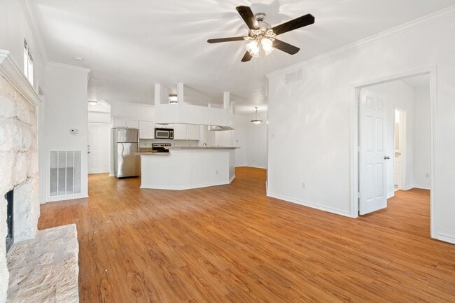 Building Photo - BEST 2 BEDROOM - PRIVATE YARD - PRIVATE GA...