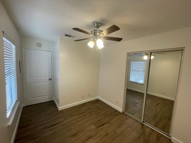 Building Photo - Beautiful 3 Bedroom Townhome in Gated Comm...