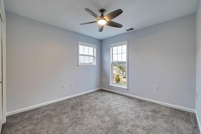 Building Photo - 212 Hawthorne Village Ct