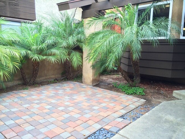 Building Photo - 4 Bedroom Townhouse - Ideal for Chapman St...