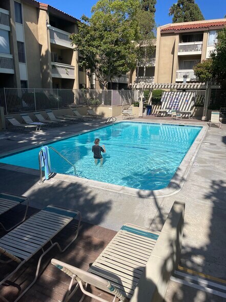 pool steps away - 4600 Lamont St