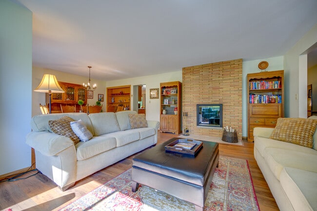 Building Photo - 2820 St James Ln