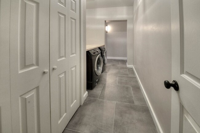 Building Photo - PRE-LEASE AUGUST 2026 - 4/4 HOUSE 3 BLOCKS FROM UA