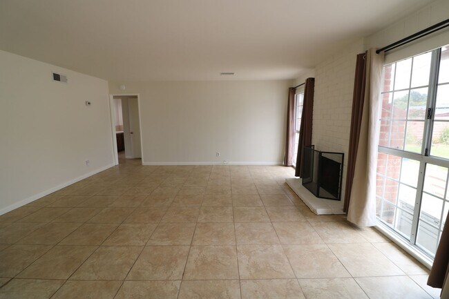 Building Photo - 4/Bedroom  Home for Lease in West Hills!