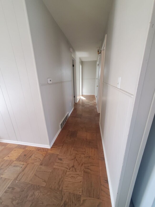 Building Photo - Spacious Ranch Style 4 BR Available in Aug...