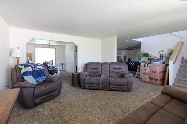 Building Photo - 4 Bed/2.5 Bath House in West Pasco