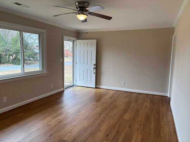 Building Photo - 4 bed, 2 bath brick home located in Asheboro