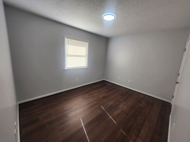 Building Photo - Renovated 3 bedroom 1 bath home in Valley Station!