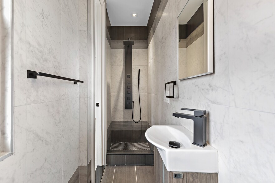 Building Photo - 542 Newark Ave