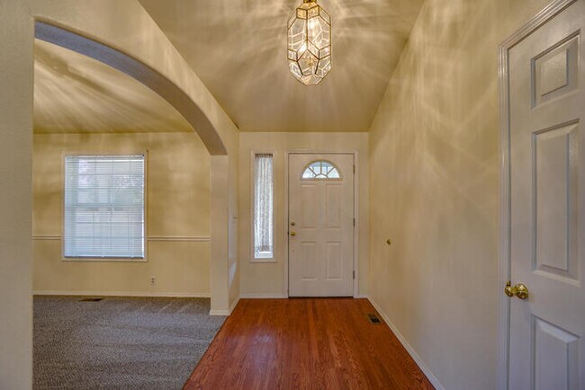 Building Photo - LARGE THREE BEDROOM HOME WITH RV /BOAT PAR...