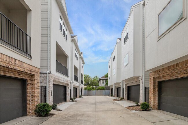 Building Photo - 1404 Cleburne St
