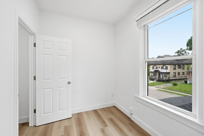 Building Photo - 568 Hale Ave