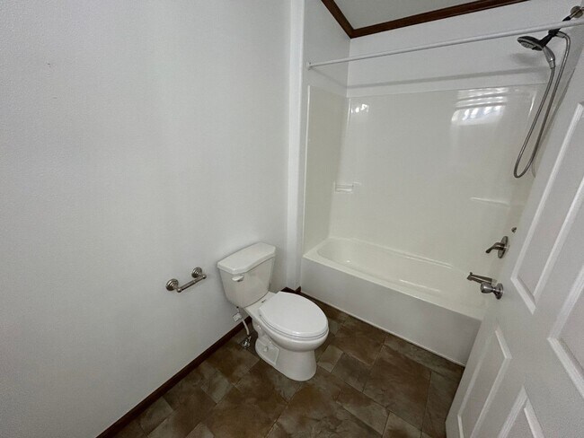Building Photo - 220 Riverwood Dr