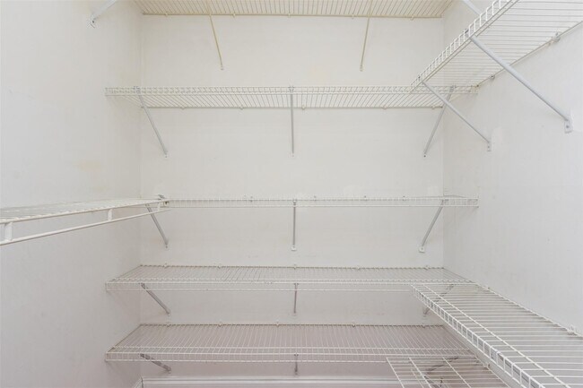 Building Photo - 3000 NE 5th Terrace