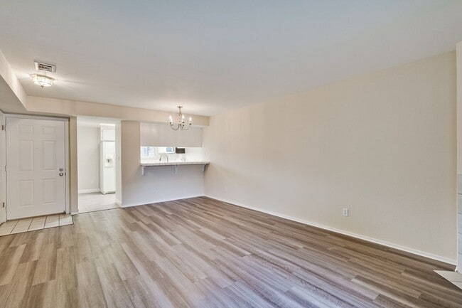 Building Photo - Cute One Bedroom Condo with Central AC and Heat.