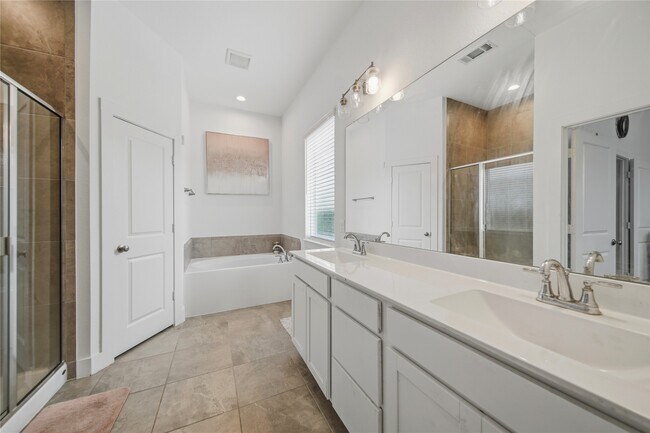 Building Photo - 4512 Bartagrass Dr