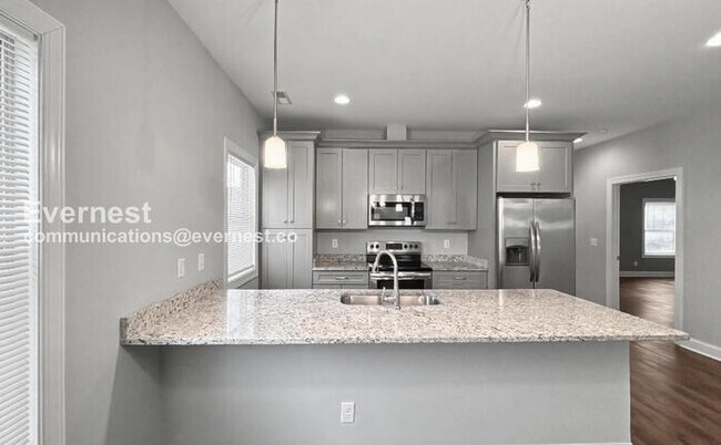 Building Photo - Spacious 3 Bed, 2.5 Bath Home with 2 Car Garage