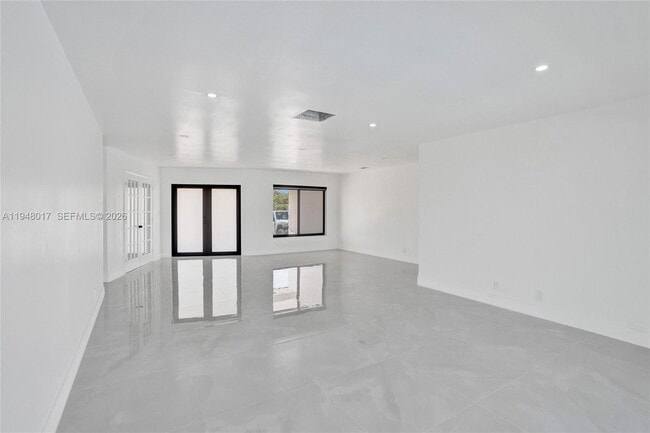 Building Photo - 16653 Golfview Dr