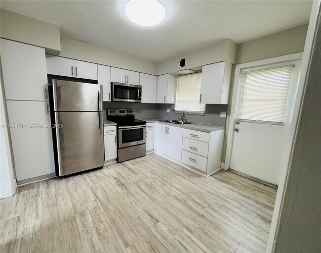 Building Photo - 301 SW 10th Terrace