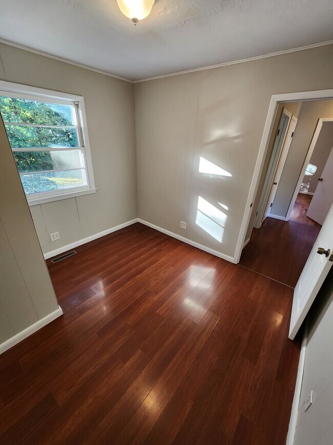 Building Photo - Spacious 3-Bedroom, 1-Bathroom Home AVAILABLE NOW!!
