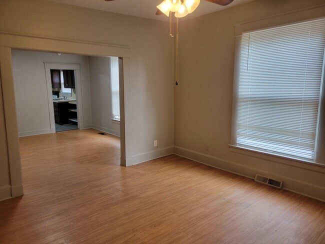 Building Photo - 2 Bedroom 1 Bath House $895!