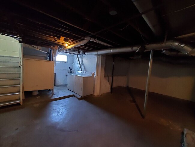 Building Photo - 4 Bedroom House for June 1st