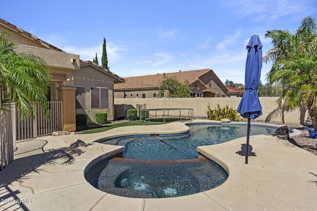 Building Photo - 9733 W Hedge Hog Pl