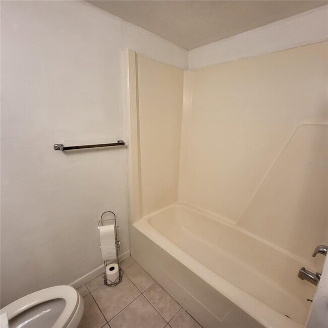 Building Photo - 2525 W Bay Dr
