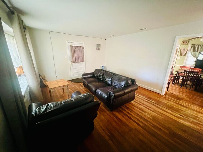 Building Photo - Beautifully Updated 3bdrm/1bth Ranch Style Home Located in the Glen Lea Area!