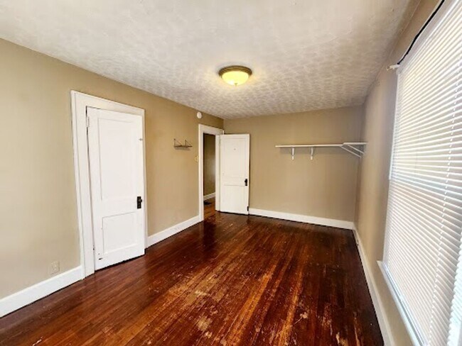 Building Photo - 305 Lyndhurst St