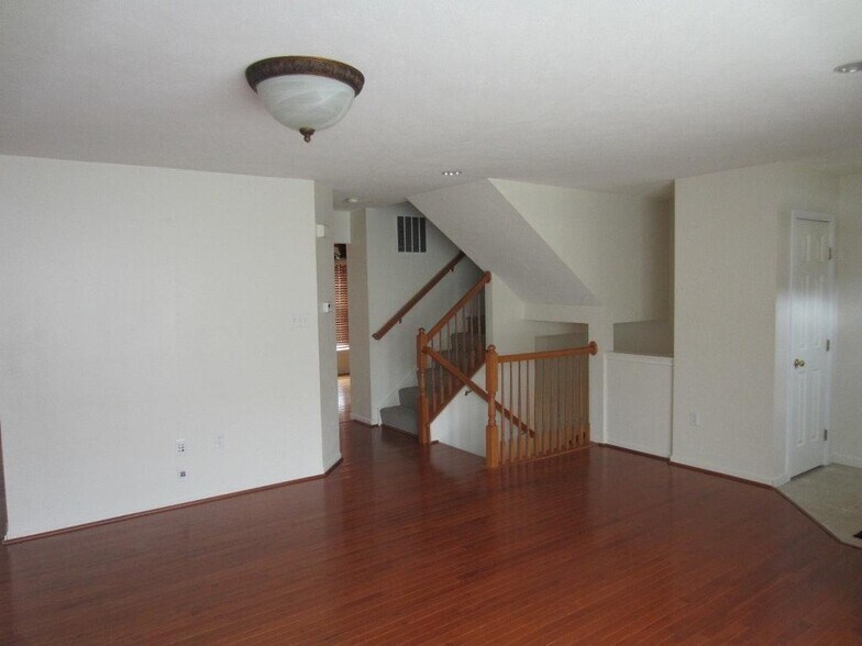 Building Photo - 188 Blue Grass Cir