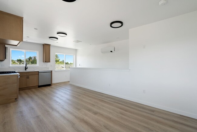 Building Photo - AVAILABLE FOR 2026-2027 SCHOOL YEAR...14 B...