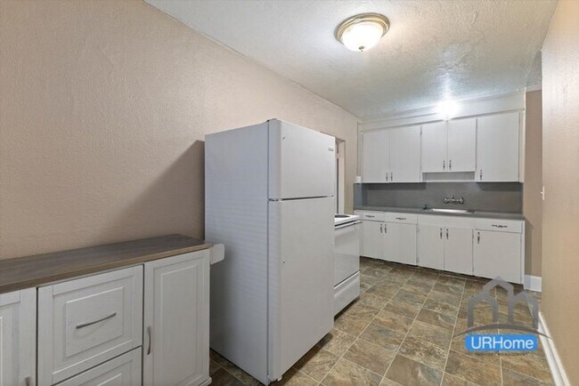 Building Photo - Exceptional Value: Charming Portland Studio ($1,100)