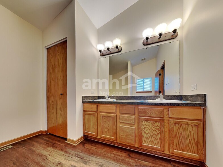 Building Photo - 902 Thorn Creek Dr