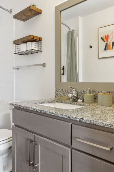 Building Photo - 841 Memorial Dr SE