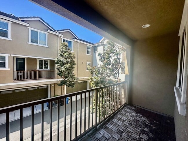 Building Photo - Modern Beautiful Townhome with Great Schoo...