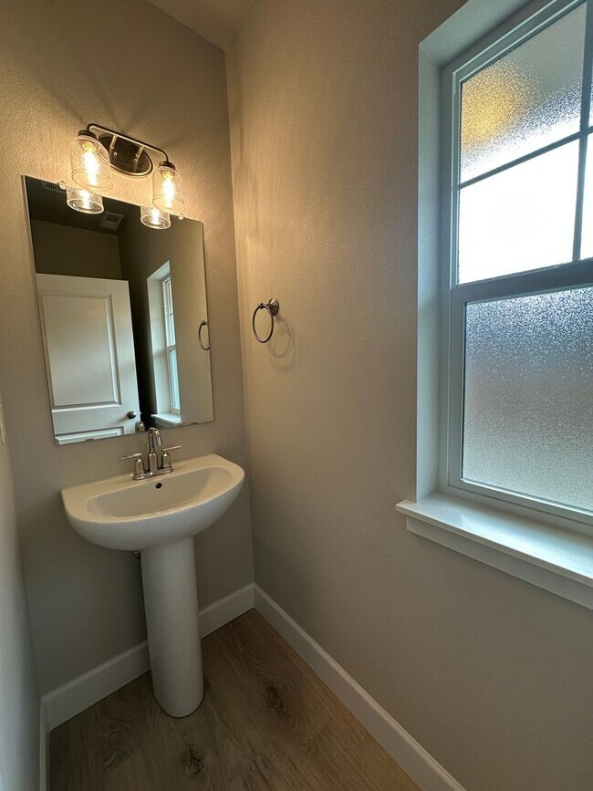 Building Photo - Welcome to this brand-new 3-bedroom, 2.5-bath home located in NW Redmond, OR.