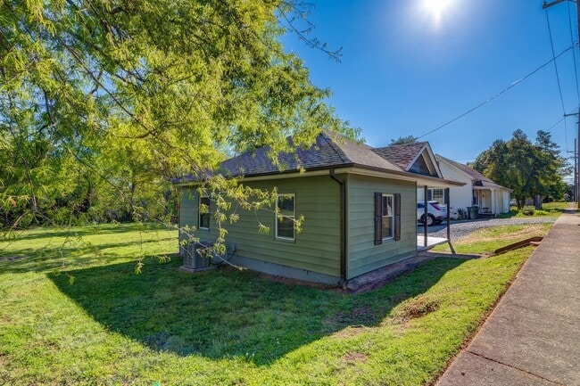 Building Photo - 221 Walker St