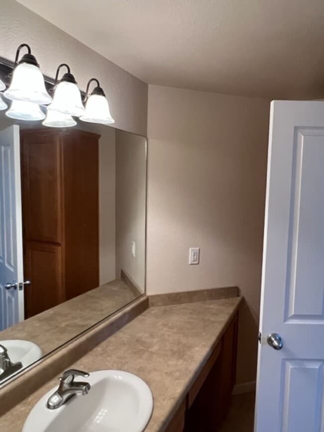 Building Photo - 3 BEDROOM TOWNHOME/ FENCED YARD/ ATTACHED GARAGE