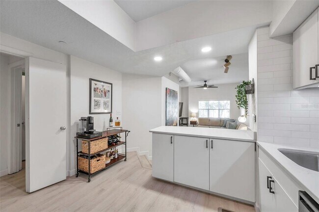 Building Photo - 520 S Armenia Ave